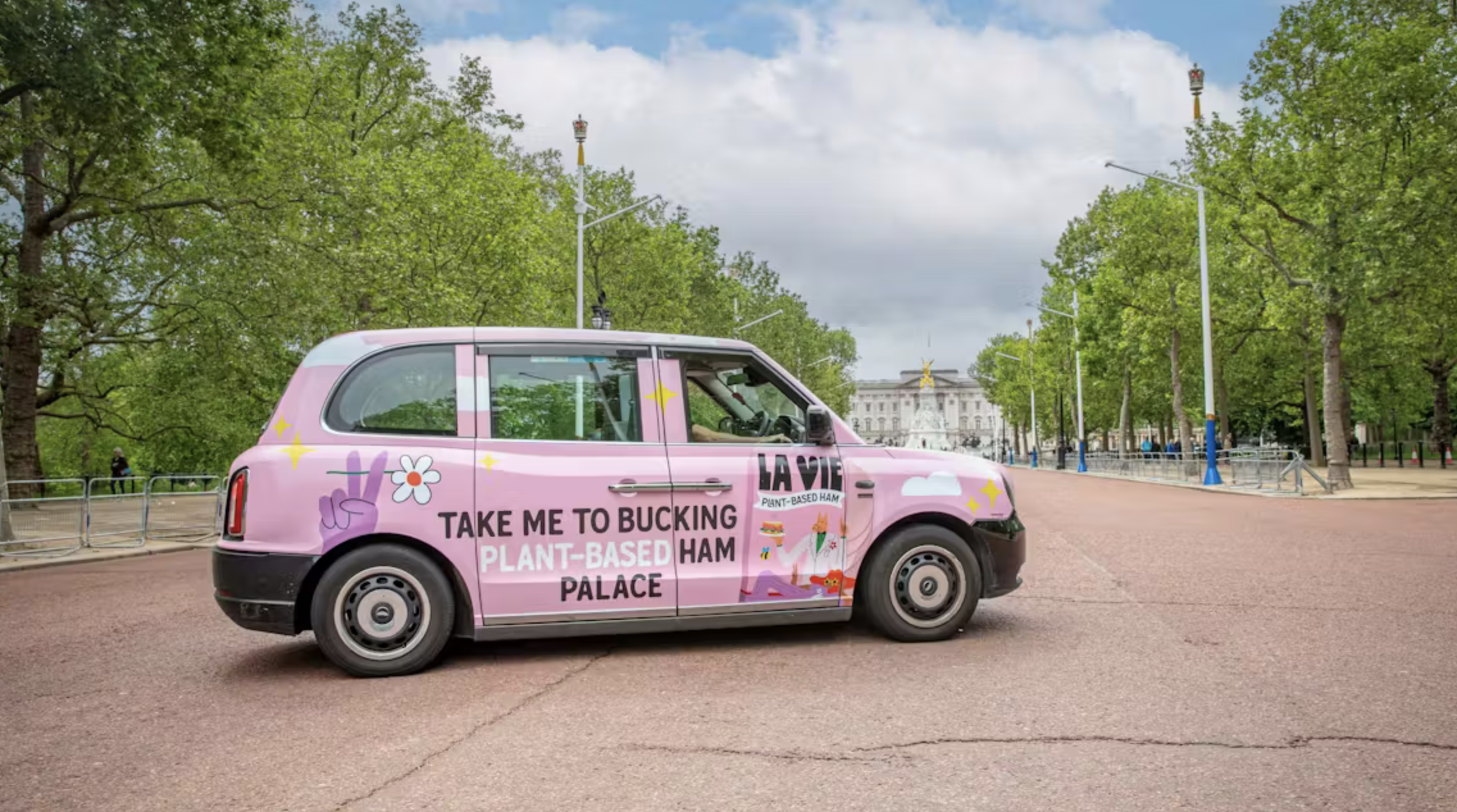 La Vie’s pink London cab by the palace